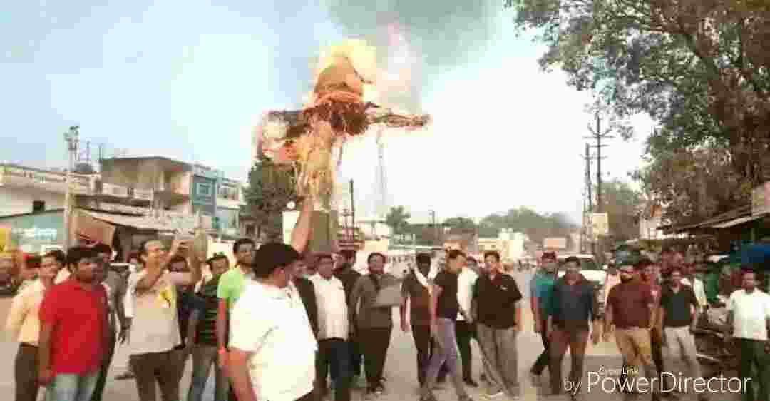 जशपुर : कांग्रेस उपाध्यक्ष के मंच पर अपमान से अग्रवाल समाज हुआ लामबन्द, पुतला लेकर निकाली रैली,  इख्तियार हसन का जलाया पुतला, सैकड़ों लोग पहुंचे थाने, समाज के लोगों ने कहा प्रदेश उपाध्यक्ष का हुआ अपमान