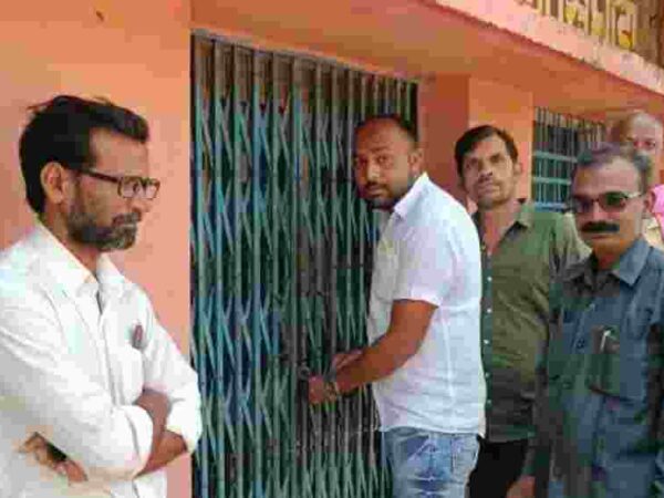 शिक्षा विभाग के अफसरों की मनमानी का खामियाजा भुगत रहे हैं सिंघोड़ा हाई स्कूल के बच्चे, नाराज़ पालकों ने स्कूल में जड दिया ताला