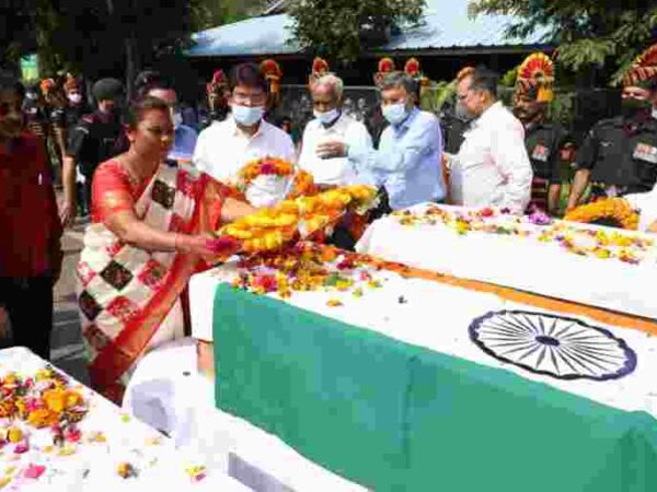 शहीद कर्नल विप्लव त्रिपाठी का पार्थिव शरीर वायुसेना के विशेष विमान से पहुंचा रायगढ़