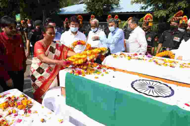 शहीद कर्नल विप्लव त्रिपाठी का पार्थिव शरीर वायुसेना के विशेष विमान से पहुंचा रायगढ़