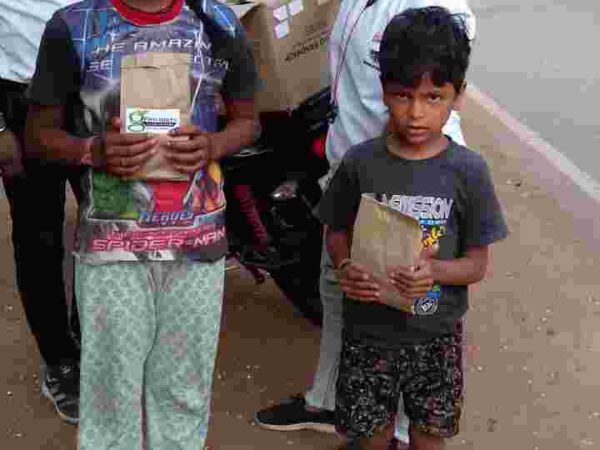 ग्रो मोर वेलफेयर फाउंडेशन गरीबों को 200 पैकेट बाटे गिफ्ट