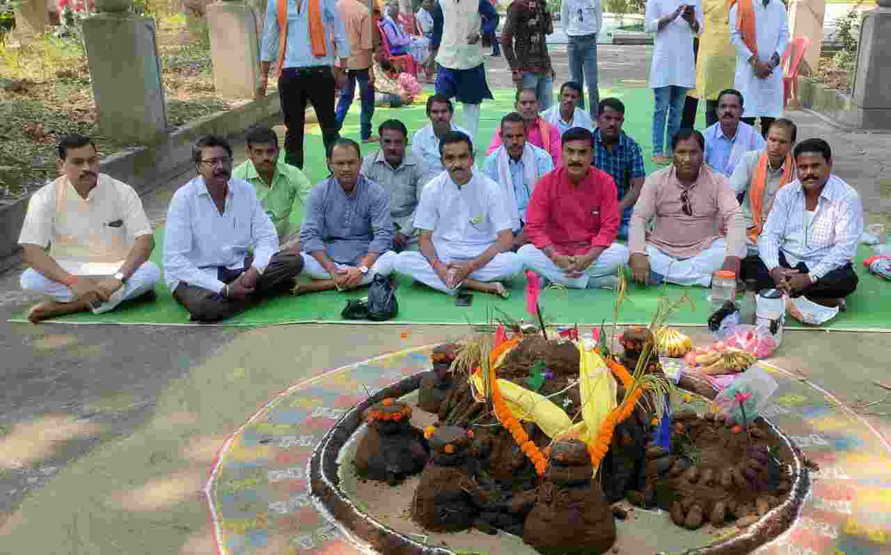 गुटखा,तंबाखू,शराब छोड़,दूध, दही, घी खाओ के आव्हान के साथ यादव समाज ने समारोह पूर्वक मनाया गोवर्धन पूजा
