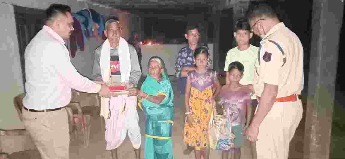 शहीद के परिजनों से मिलकर बांटी गई दीपोत्सव की खुशियां….