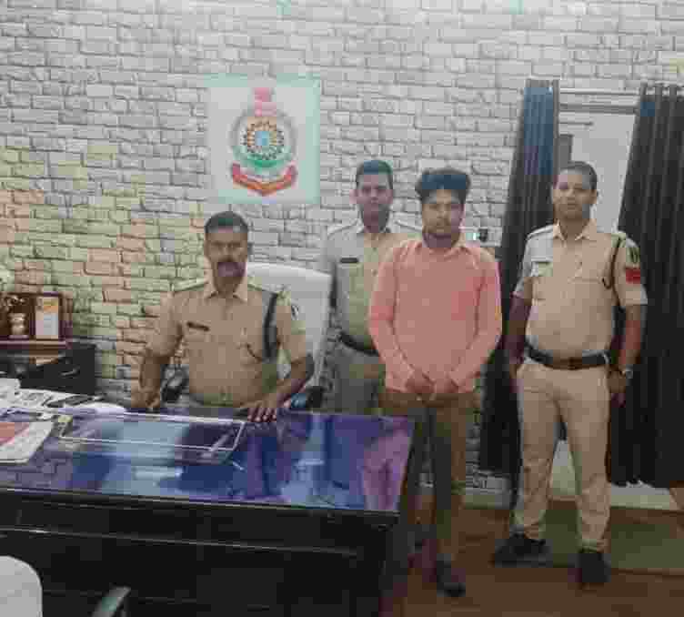 युवती से दुष्कर्म का अपराध दर्ज 2 घंटे के भीतर ही नगर कोतवाल मनीष नागर ने पुसौर क्षेत्र में दबिश देकर आरोपी को किया गिरफ्तार