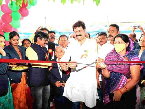 विधायक प्रकाश नायक ने छातामुरा में हाईस्कूल भवन का किया लोकार्पणस्कूल भवन निर्माण के लिए जमीन दान करने वाले गौटिया दीनदयाल पटेल गुरुजी को दी गई बधाई