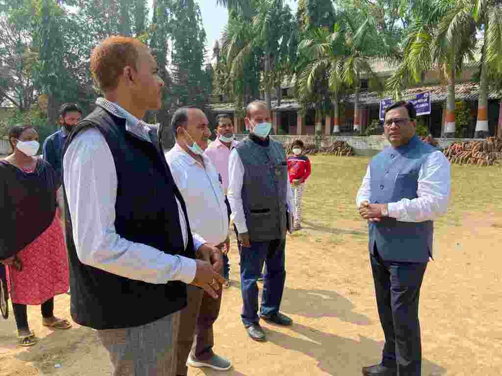 जिला शिक्षा अधिकारी जे के प्रसाद द्वारा संकल्प एवं स्वामी आत्मानंद विद्यालय का किया गया निरीक्षण