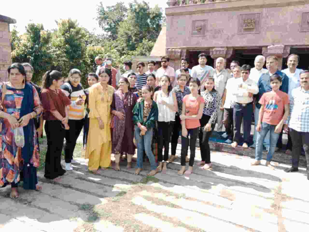 एक पहल और के सदस्यों द्वारा छत्तीसगढ़ के सोमनाथ मंदिर के दर्शन लाभ