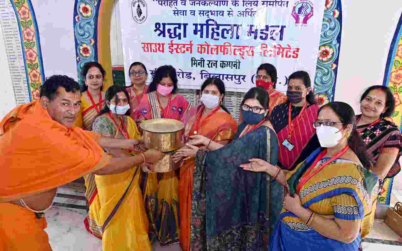 SECL:- श्रद्धा महिला मण्डल जगन्नाथ मंदिर में पूजा-अर्चना कर निःसहायों को खाद्य सामग्री वितरित किए
