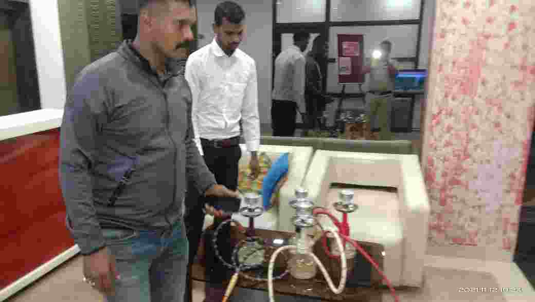 पिंक पर्ल हॉटल में हुक्का बार संचालन की सूचना पर पुलिस की रेड…