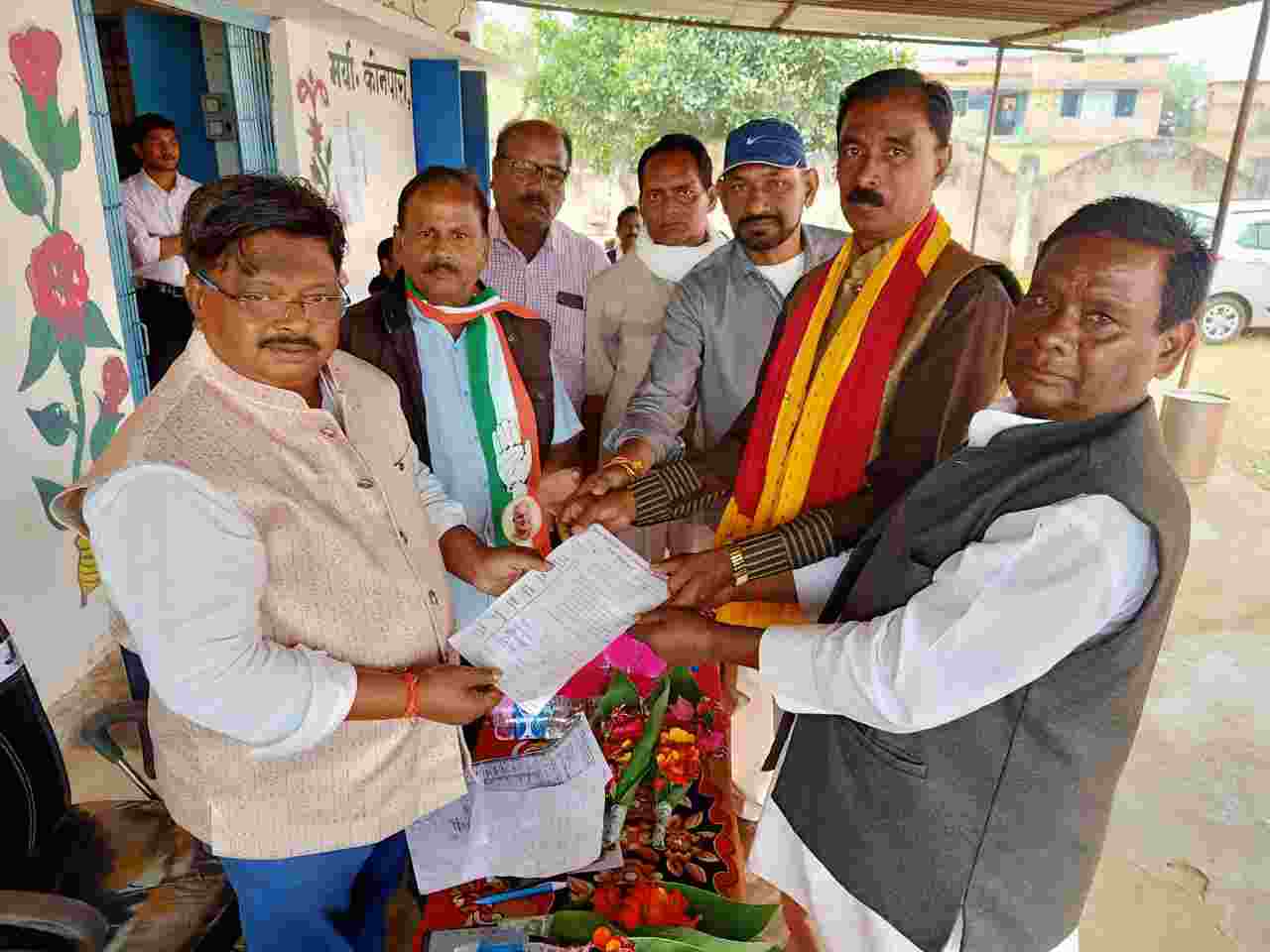 विधायक यू.डी. मिंज को अन्न उत्पादक संघ फरसाबहार ने सौंपा ज्ञापन