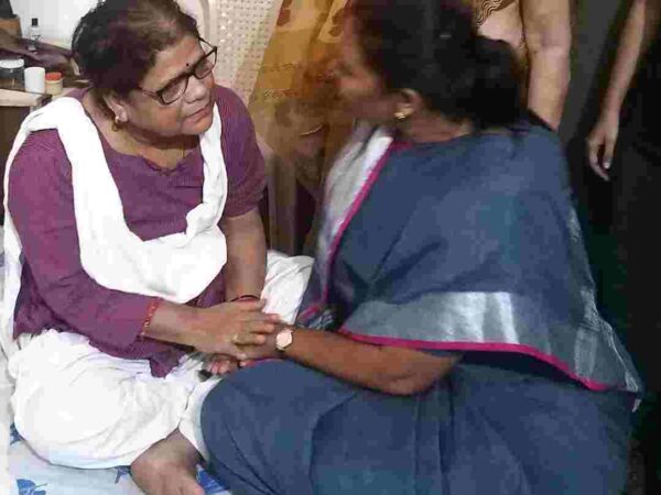 आतंकी हमले में शहीद कर्नल विप्लव त्रिपाठी के निवास पहुँची सांसद श्रीमती गोमती साय शोकाकुल परिवार को दी सांत्वना