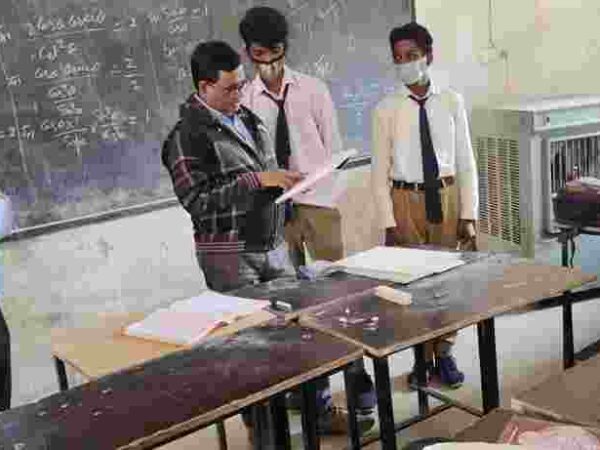 जिला शिक्षा अधिकारी जे के प्रसाद ने किया स्वामी आत्मानंद विद्यालय पत्थलगांव का निरीक्षण