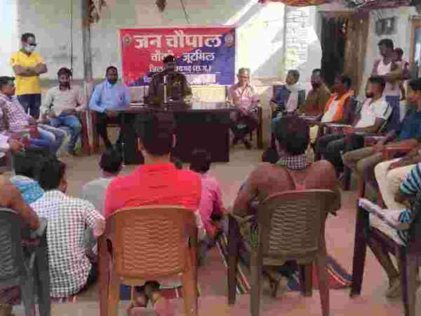Cसंगीतराई में चौकी जूटमिल लगाई “पुलिस जन चौपालचौकी प्रभारी अपराधों के प्रति लोगों को किये जागरूक, अवैध धान संग्रहण नहीं करने की दिये हिदायत