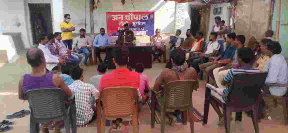 Cसंगीतराई में चौकी जूटमिल लगाई “पुलिस जन चौपालचौकी प्रभारी अपराधों के प्रति लोगों को किये जागरूक, अवैध धान संग्रहण नहीं करने की दिये हिदायत