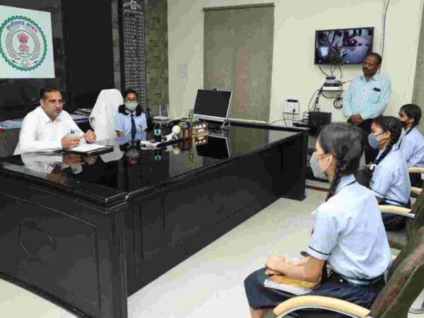 रायगढ़ : यूनिसेफ के किड्स टेक ओव्हर कार्यक्रम अंतर्गत अनामिका बनी एक दिन की कलेक्टरकलेक्टर श्री भीम सिंह ने दिए छात्रों के सवालों के जवाब