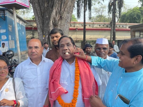 किसानों के आत्मसम्मान में नेहरू चौक पर कांग्रेरेसियों ने आतिशबाजी कर मिठाई खिलाकर खुशी जाहिर की