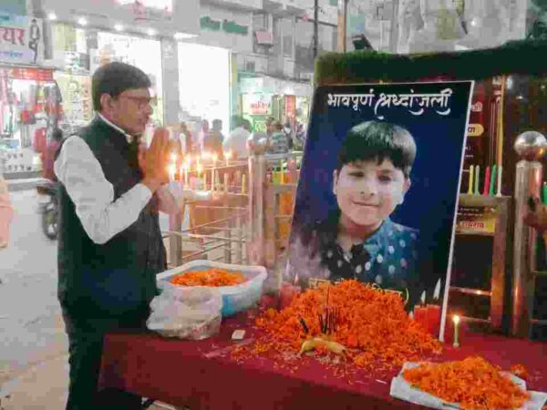 रुँधे गले नम आँखो से अग्रबंधुओ ने कैंडल जला लव्य मोदी को दी श्रद्धांजलिअग्रसेन चौक में बड़ी संख्या में लोग हुए उपस्थित और दो मिनट का मौन धारण किया*