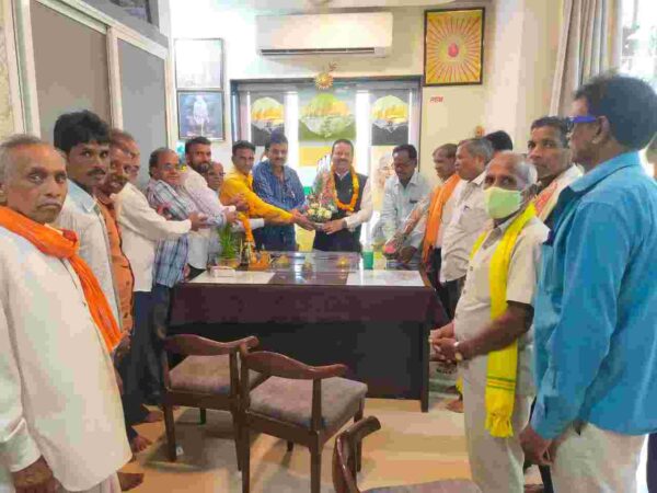 धान खरीदी केंद्र खुलने पर संसदीय सचिव का किसानों ने किया अभिनंदनकिसानों ने कहा कि उनकी पहल पर मिली है धान खरीदी केंद्र की अनुमति