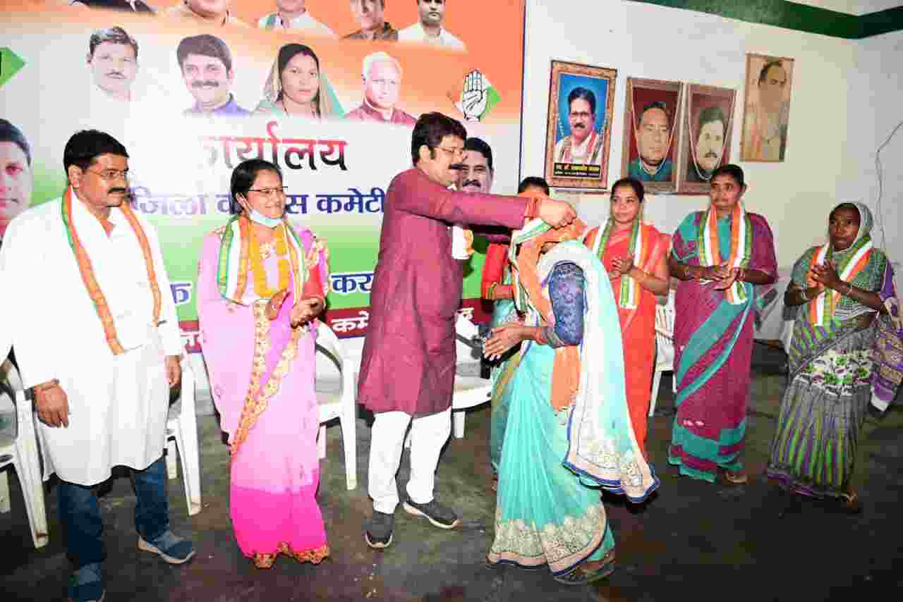 सामाजिक कार्यकर्ता सपना सिदार समेत कौहाकुंडा-पाहड़ मंदिर क्षेत्र की महिलाओं ने किया कांग्रेस प्रवेश
