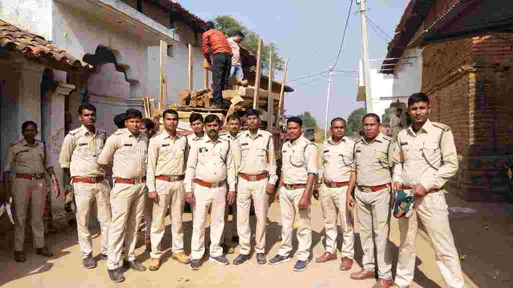 लकड़ी तस्करी पर महासमुंद जिले के सरायपाली वन परिक्षेत्र में बड़ी कार्यवाही,पोडापाली गांव में दबिश देकर जप्त की गई सागौन लकड़ी