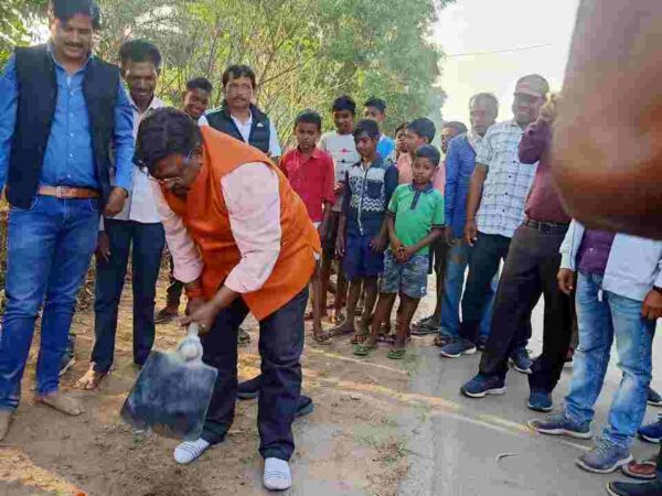 चराईडांड-बगीचा-बतौली मार्ग का संसदीय सचिव ने किया भूमि पूजन49करोड़ 60 लाख की लागत से बनेगा 41.80 किमी सड़क*
