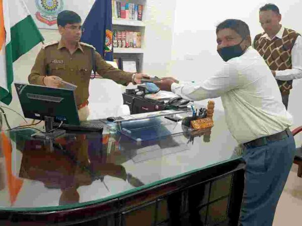 गुम हुए 07 लाख का मोबाईल हुआ बरामद, कोरिया पुलिस ने लोगो के चेहरों पर लौटाई खुशी