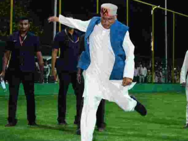 मुख्यमंत्री भूपेश बघेल ने फुटबॉल खेल मंत्री अकबर विधायक देवेंद्र और कलेक्टर भूरे के सामने गोल दाग दिया