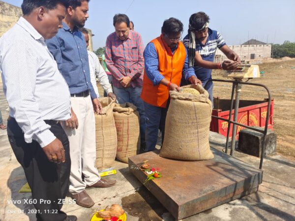 संसदीय सचिव यू.डी.मिंज ने महुआटोली में धान खरीदी का शुभारंभ किया