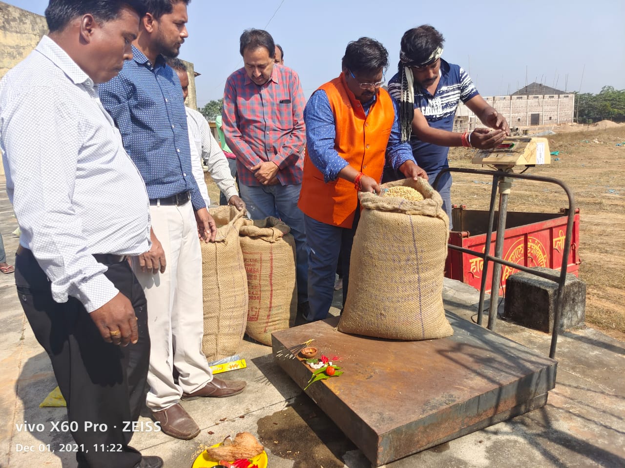 संसदीय सचिव यू.डी.मिंज ने महुआटोली में धान खरीदी का शुभारंभ किया
