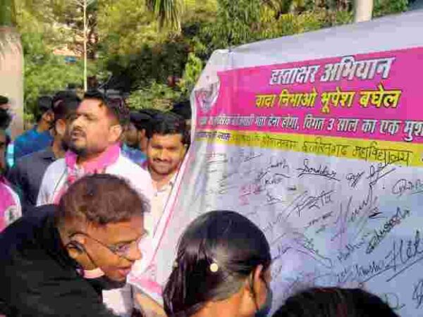 अजीत जोगी छात्र संगठन द्वारा 2500 बेरोजगारी भत्ता,विगत 3 साल का 90हजार एकमुश्त मांग, व ST, SC, OBC छात्रों को UGC गाइडलाइंस के अनुसार 30000 रुपये प्रति वर्ष छात्रवृत्ति दिलाने प्रदेश स्तरीय हस्ताक्षर अभियान की शुरुआत