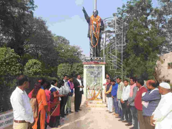जकाँछ (जे) ने बाबा साहेब के पुण्यतिथि पर श्रद्धांजलि देने अम्बेडकर प्रतिमा पहुंचे
