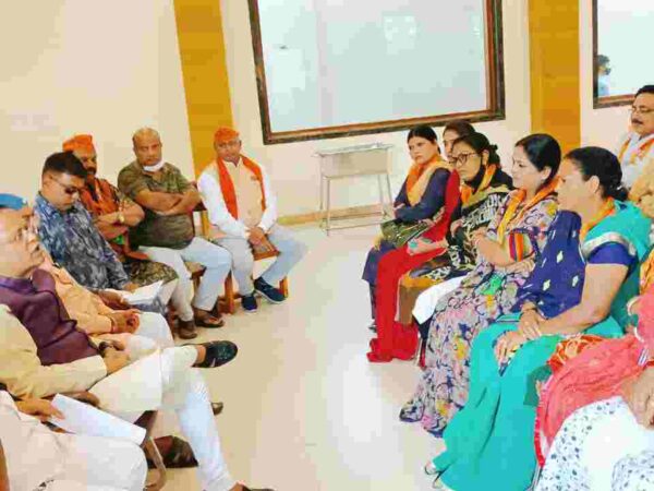 पूर्व मंत्री अमर अग्रवाल ने वार्ड क्र. 29 संजय गांधी नगर के नगरीय निकाय चुनाव को लेकर भाजपा कार्यकर्ताओं की बैठक ली