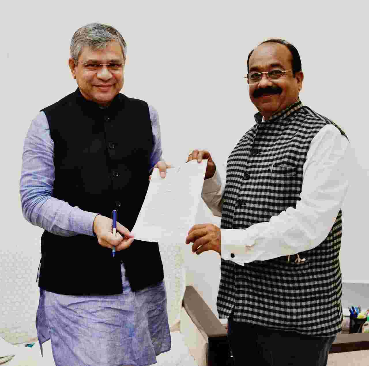 केंद्रीय रेल मंत्री अश्विनी वैष्णव से मुलाकात कर सांसद अरुण साव ने जोन की प्रगतिरत् लम्बित एवं प्रस्तावित विभिन्न योजनाओं पर विस्तार से चर्चा की