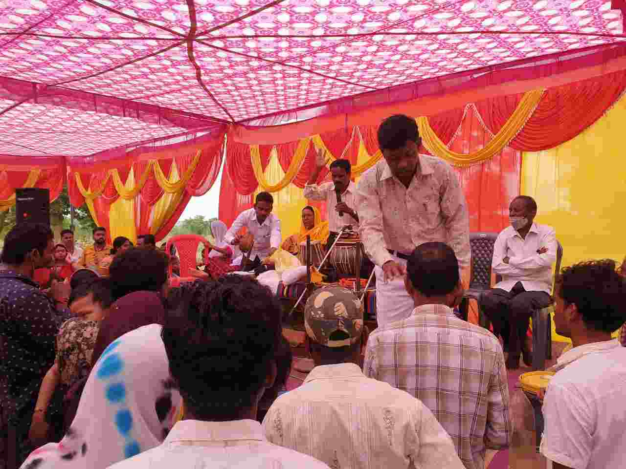 ग्रामीण इलाकों में चल रहा है अंधविश्वास फैलाने का काम, विशेष सभाओं में जुट रही है भोले भाले ग्रामीणों की भीड़