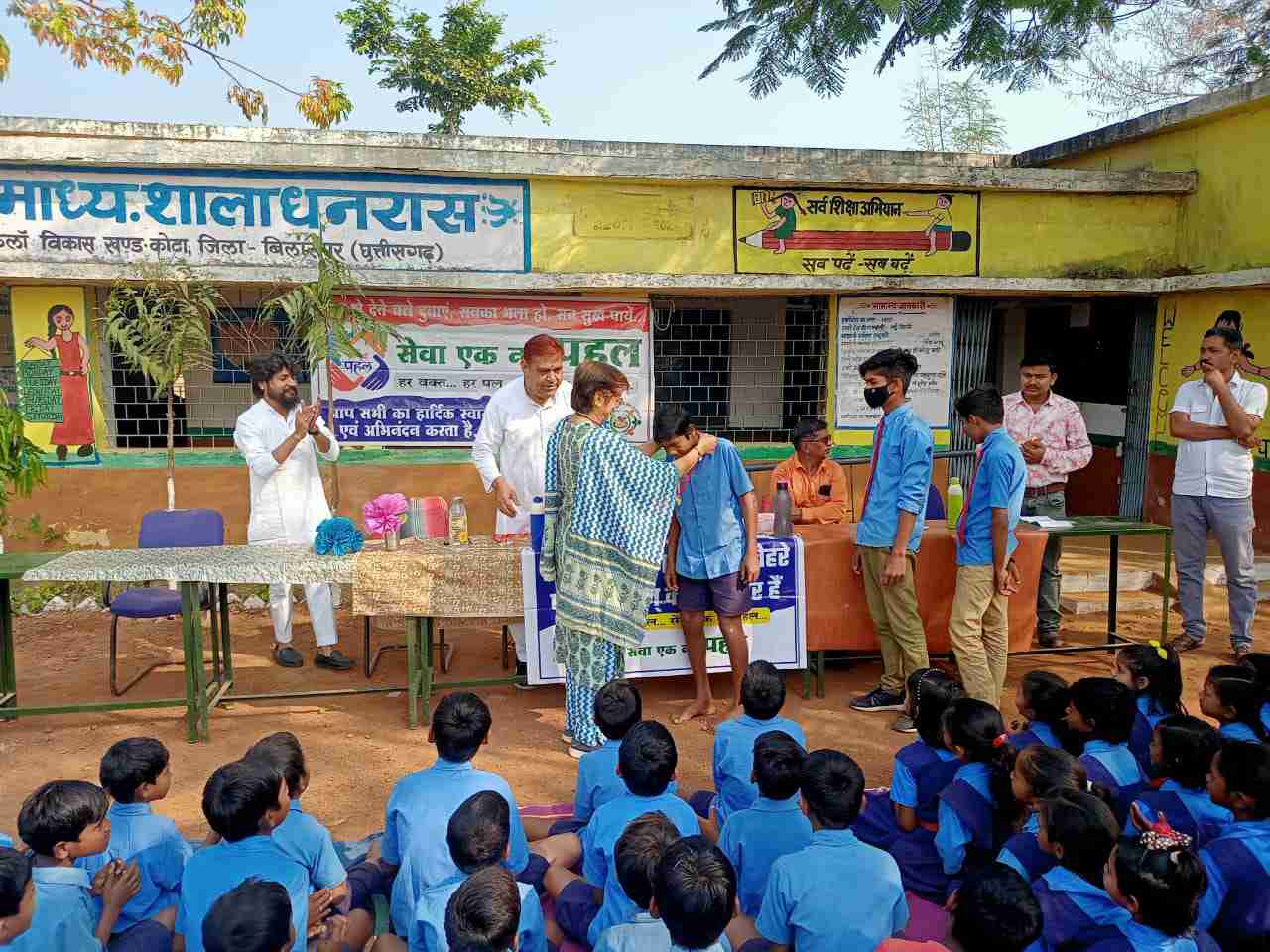 सेवा एक नई पहल के द्वाराकंबल व स्कूल के बच्चों को ड्रेस वितरण किया गया