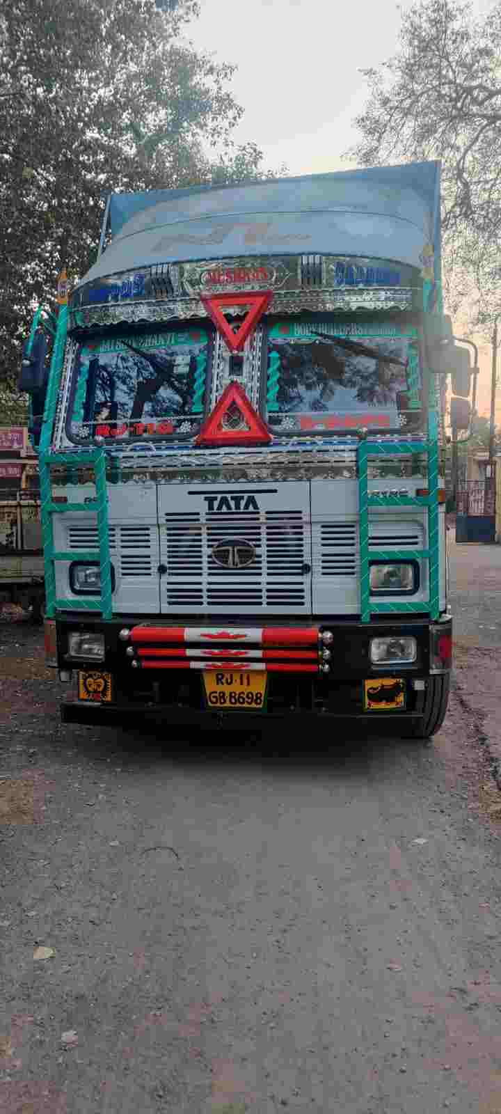 बेशकीमती लकड़ी का परिवहन करते कंटेनर वाहन को पुलिस ने पकड़ा,14 घंटे बाद के मामले का नहीं हुआ खुलासा