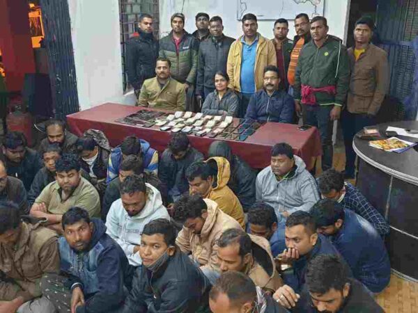 खरसिया में पुलिस ने जुआ के अड्डे पर मारा छापा छै लाख से ऊपर रकम जप्त 26 जुआरी धराये