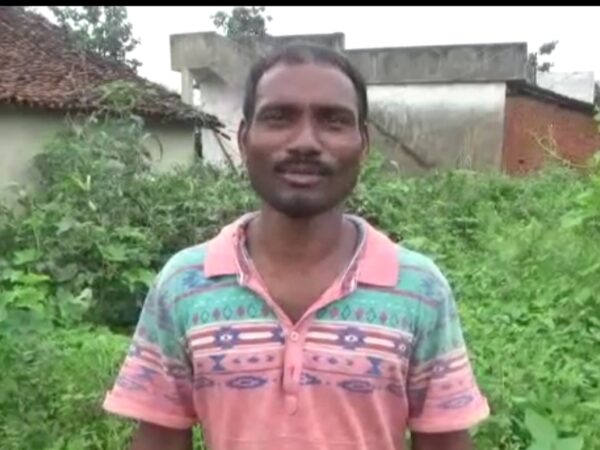 पोषण बाड़ी योजना से आयी खुशहाली, तखतपुर के ग्राम  बेलपान के  संतोष मरावी और सुहागदास मानिकपुरी अपनी बाड़ी में उद्यानिकी विभाग की मदद से सब्जी लगा रहे हैं