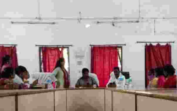 मानदेय बढ़ाने की माँग को लेकर आंगनबाड़ी कार्यकर्ता संसदीय सचिव यू.डी मिंज से मिले