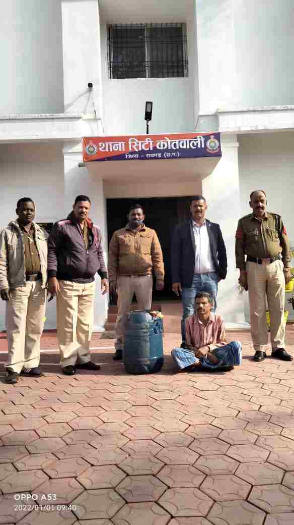 ट्रकों से डीजल चोरी करने वाले आरोपी से 70 लीटर डीजल जप्त