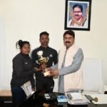 राज्य स्तरीय ताइक्वांडो प्रतियोगिता में रायगढ़ को मिला दूसरा स्थान<br>विधायक प्रकाश नायक से मिले कोच,मिली बधाई