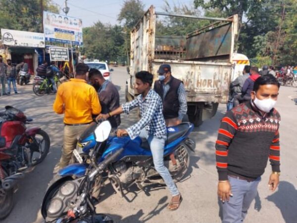 कोरबा ब्रेकिंग: कोरोना नियमों का पालन करवाने आयुक्त ने संभाला मोर्चा.. बुधवारी में हो रही मास्क चेकिंग..