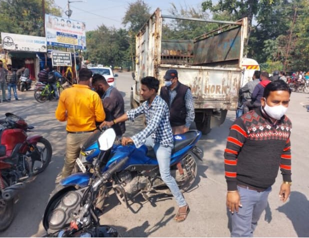 कोरबा ब्रेकिंग: कोरोना नियमों का पालन करवाने आयुक्त ने संभाला मोर्चा.. बुधवारी में हो रही मास्क चेकिंग..