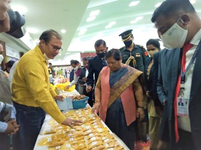 राज्यपाल सुश्री अनुसुईया उइके ने रायगढ़ के मसाला फसलों के प्रदर्शनी की सराहना की