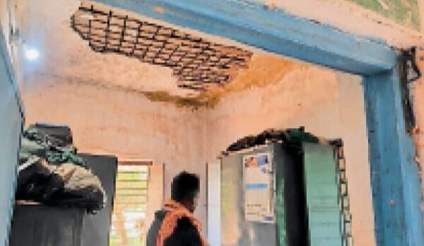 छत से गिर रहा प्लास्टर झांक रही सरियाकिसानों के लिए अहम इस कार्यालय भवन की स्थिति भी बेहद जर्जर