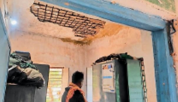 छत से गिर रहा प्लास्टर झांक रही सरियाकिसानों के लिए अहम इस कार्यालय भवन की स्थिति भी बेहद जर्जर