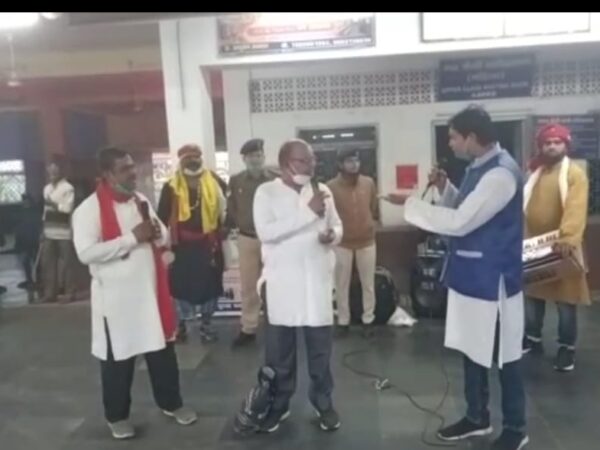 आरपीएफ की नुक्कड़ टीम ने चांपा में रेल यात्रियों को नाटक के माध्यम से किया जागरूक