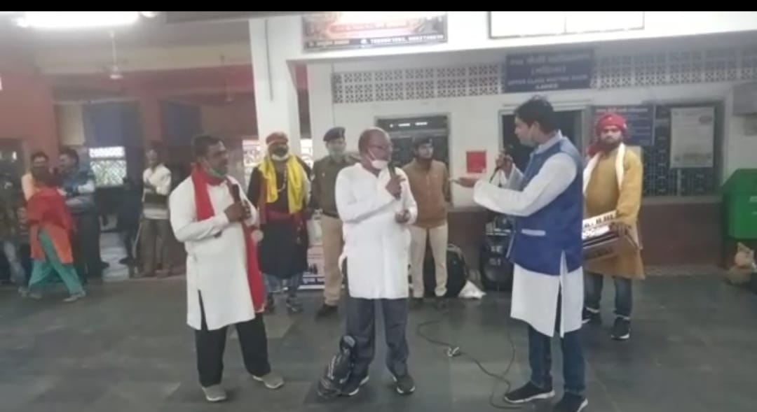 आरपीएफ की नुक्कड़ टीम ने चांपा में रेल यात्रियों को नाटक के माध्यम से किया जागरूक