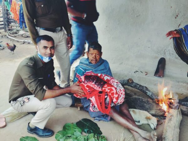 ठंड से बचने कंबल पाकर खिले बुजुर्गों के चेहरे,पाली पुलिस परिवार ने दिया मानवता का परिचय