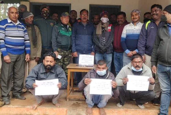 तीन तस्कर गिरफ्तार 02 नग दांत एवं 13 नग बाघ का नाखून बरामद